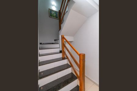Casa à venda com 115m², 3 quartos e 2 vagas Casa à venda com 115m², 3 quartos e 2 vagasEscada