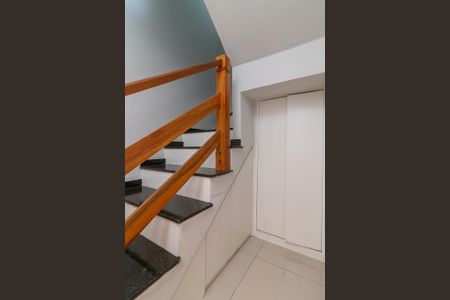 Casa à venda com 115m², 3 quartos e 2 vagas Casa à venda com 115m², 3 quartos e 2 vagasEscada