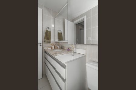 Banheiro de apartamento à venda com 1 quarto, 50m² em Jardim Floresta, Porto Alegre