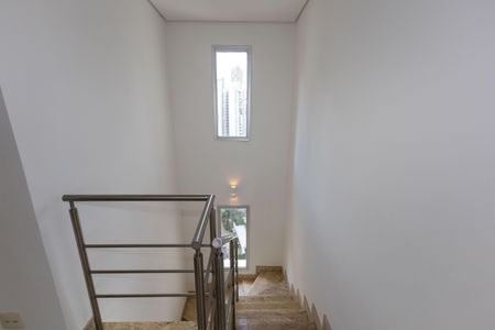 Apartamento à venda com 250m², 3 quartos e 4 vagasEscada