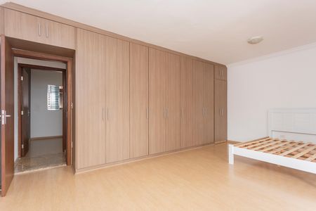 Casa à venda com 345m², 5 quartos e 2 vagasQuarto 4