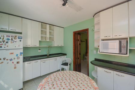 Casa à venda com 300m², 3 quartos e 4 vagas Casa à venda com 300m², 3 quartos e 4 vagasCozinha