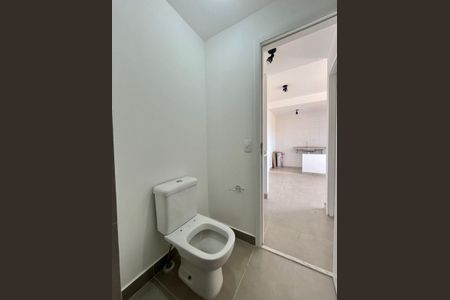 Banheiro de apartamento à venda com 1 quarto, 33m² em Parque Industrial, Campinas