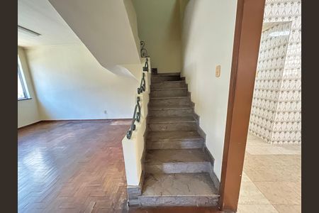 Casa à venda com 220m², 4 quartos e sem vagaSala