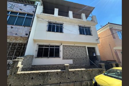 Casa à venda com 220m², 4 quartos e sem vagaFachada + placa