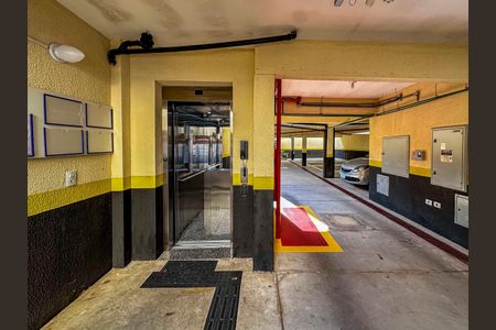 Apartamento à venda com 180m², 3 quartos e 2 vagas Apartamento à venda com 180m², 3 quartos e 2 vagasElevador