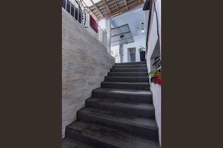 Casa à venda com 150m², 3 quartos e 2 vagasEscada