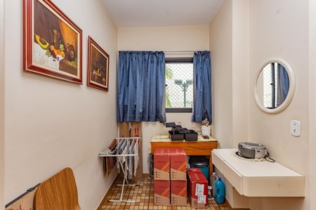 Apartamento à venda com 258m², 4 quartos e 4 vagas Apartamento à venda com 258m², 4 quartos e 4 vagasQuarto de Serviço