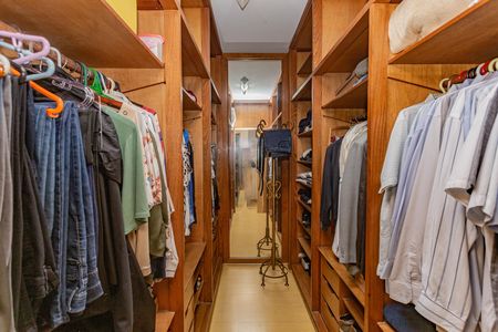 Apartamento à venda com 258m², 4 quartos e 4 vagas Apartamento à venda com 258m², 4 quartos e 4 vagasCloset da suíte 2