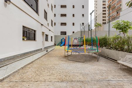 Apartamento à venda com 258m², 4 quartos e 4 vagas Apartamento à venda com 258m², 4 quartos e 4 vagasÁrea comum - Playground