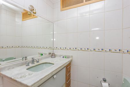 Apartamento à venda com 258m², 4 quartos e 4 vagas Apartamento à venda com 258m², 4 quartos e 4 vagasBanheiro da Suíte 1