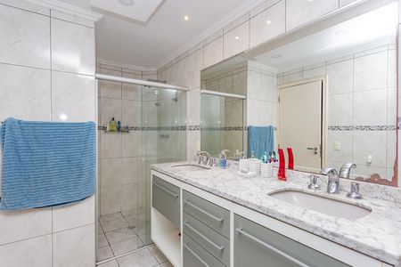 Apartamento à venda com 258m², 4 quartos e 4 vagas Apartamento à venda com 258m², 4 quartos e 4 vagasBanheiro da Suíte 2