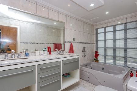 Apartamento à venda com 258m², 4 quartos e 4 vagas Apartamento à venda com 258m², 4 quartos e 4 vagasBanheiro da Suíte 2
