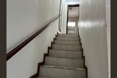 Casa de condomínio para alugar com 96m², 3 quartos e 1 vagaEscada