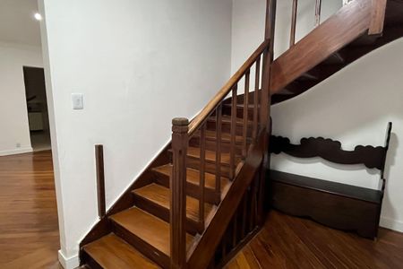 Casa para alugar com 300m², 6 quartos e 4 vagasEscada