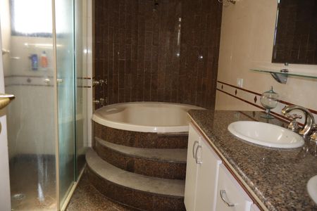 Apartamento à venda com 540m², 4 quartos e 5 vagasBanheiro da Suíte