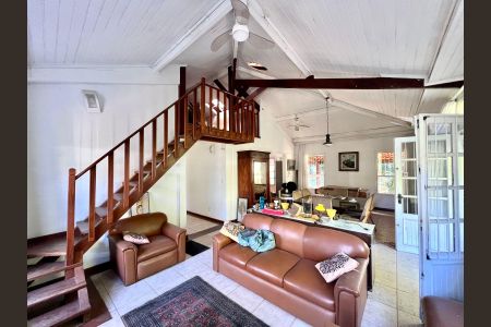 Casa para alugar com 250m², 4 quartos e 4 vagasEscada