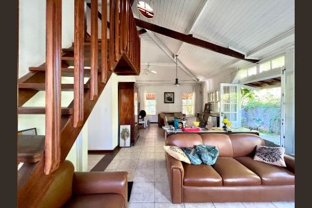 Casa para alugar com 250m², 4 quartos e 4 vagasEscada