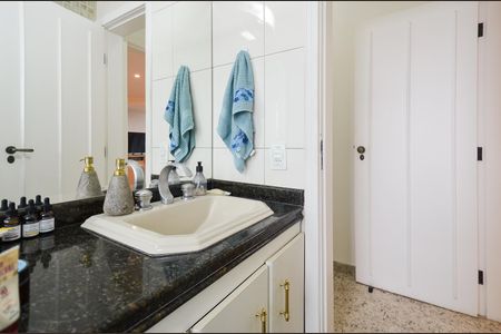 Apartamento para alugar com 150m², 4 quartos e 2 vagas Apartamento para alugar com 150m², 4 quartos e 2 vagasBanheiro social