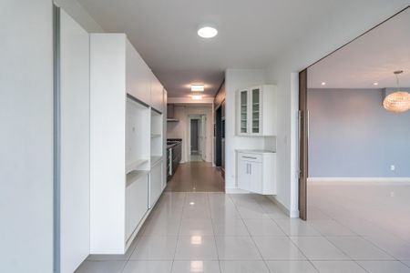 Apartamento para alugar com 254m², 4 quartos e 4 vagas Apartamento para alugar com 254m², 4 quartos e 4 vagasCozinha