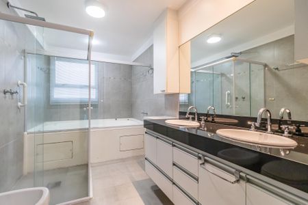Apartamento para alugar com 254m², 4 quartos e 4 vagas Apartamento para alugar com 254m², 4 quartos e 4 vagasBanheiro da Suíte 4