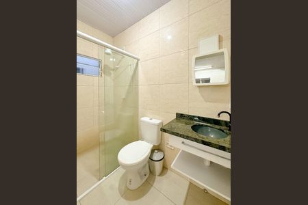 Banheiro de kitnet/studio para alugar com 1 quarto, 25m² em Canasvieiras, Florianópolis