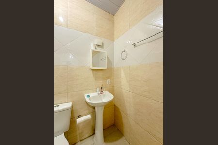 Banheiro de kitnet/studio para alugar com 1 quarto, 25m² em Canasvieiras, Florianópolis