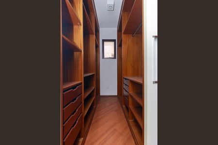 Apartamento à venda com 192m², 4 quartos e 3 vagas Apartamento à venda com 192m², 4 quartos e 3 vagasSuíte 1 - Closet