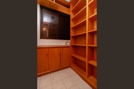 Apartamento à venda com 192m², 4 quartos e 3 vagas Apartamento à venda com 192m², 4 quartos e 3 vagasÁrea de Serviço - Dispensa