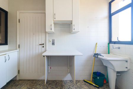 Apartamento à venda com 192m², 4 quartos e 3 vagas Apartamento à venda com 192m², 4 quartos e 3 vagasÁrea de Serviço
