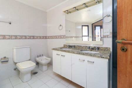Apartamento à venda com 192m², 4 quartos e 3 vagas Apartamento à venda com 192m², 4 quartos e 3 vagasSuíte 1 - Banheiro