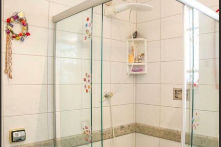 Casa à venda com 214m², 4 quartos e 2 vagas Casa à venda com 214m², 4 quartos e 2 vagasBanheiro