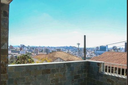 Casa à venda com 214m², 4 quartos e 2 vagas Casa à venda com 214m², 4 quartos e 2 vagasVaranda