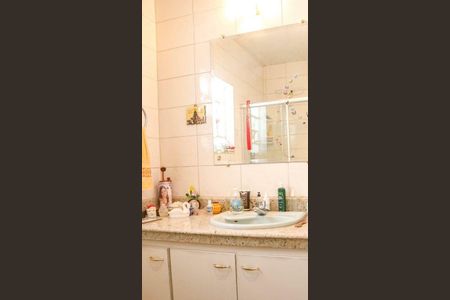 Casa à venda com 214m², 4 quartos e 2 vagas Casa à venda com 214m², 4 quartos e 2 vagasBanheiro