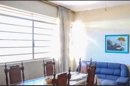 Casa à venda com 214m², 4 quartos e 2 vagas Casa à venda com 214m², 4 quartos e 2 vagasSala