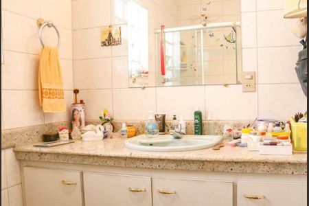 Casa à venda com 214m², 4 quartos e 2 vagas Casa à venda com 214m², 4 quartos e 2 vagasBanheiro