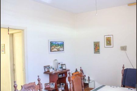 Casa à venda com 214m², 4 quartos e 2 vagas Casa à venda com 214m², 4 quartos e 2 vagasSala