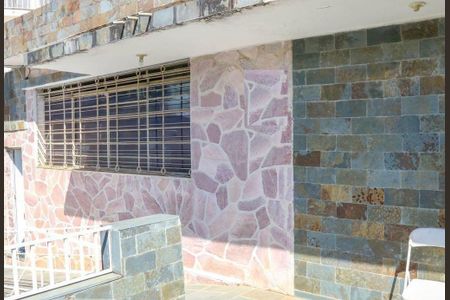 Casa à venda com 214m², 4 quartos e 2 vagas Casa à venda com 214m², 4 quartos e 2 vagasVaranda