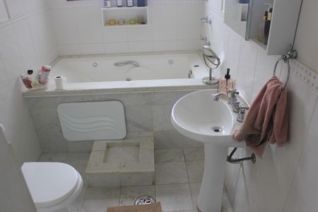 Casa à venda com 242m², 4 quartos e 4 vagasBanheiro da suíte 2