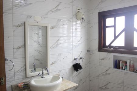 Casa à venda com 242m², 4 quartos e 4 vagasBanheiro social