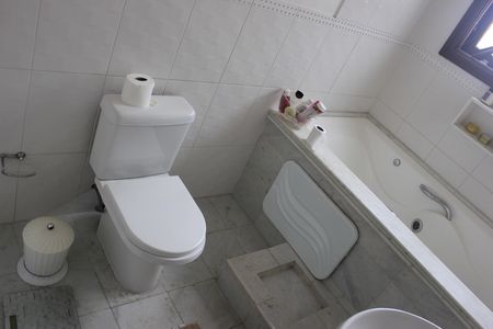 Casa à venda com 242m², 4 quartos e 4 vagasBanheiro da suíte 2