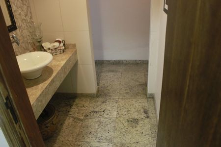 Casa à venda com 242m², 4 quartos e 4 vagasLavabo