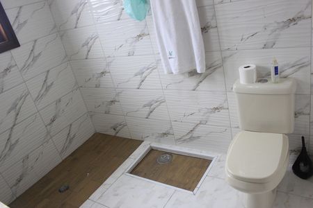 Casa à venda com 242m², 4 quartos e 4 vagasBanheiro social