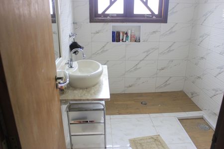 Casa à venda com 242m², 4 quartos e 4 vagasBanheiro social