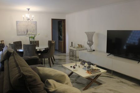 Casa à venda com 242m², 4 quartos e 4 vagasSala