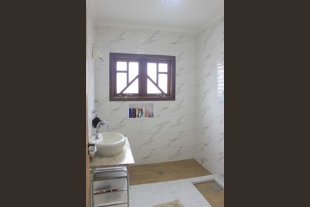 Casa à venda com 242m², 4 quartos e 4 vagasBanheiro social