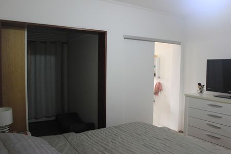 Casa à venda com 242m², 4 quartos e 4 vagasSuíte 2