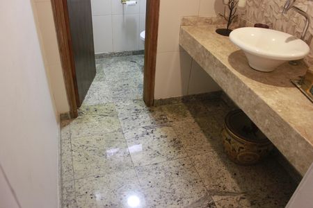 Casa à venda com 242m², 4 quartos e 4 vagasLavabo