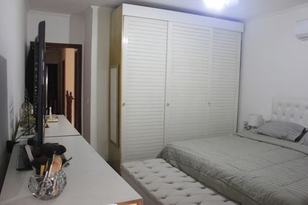 Casa à venda com 242m², 4 quartos e 4 vagasSuíte 2