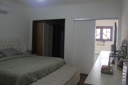 Casa à venda com 242m², 4 quartos e 4 vagasSuíte 2